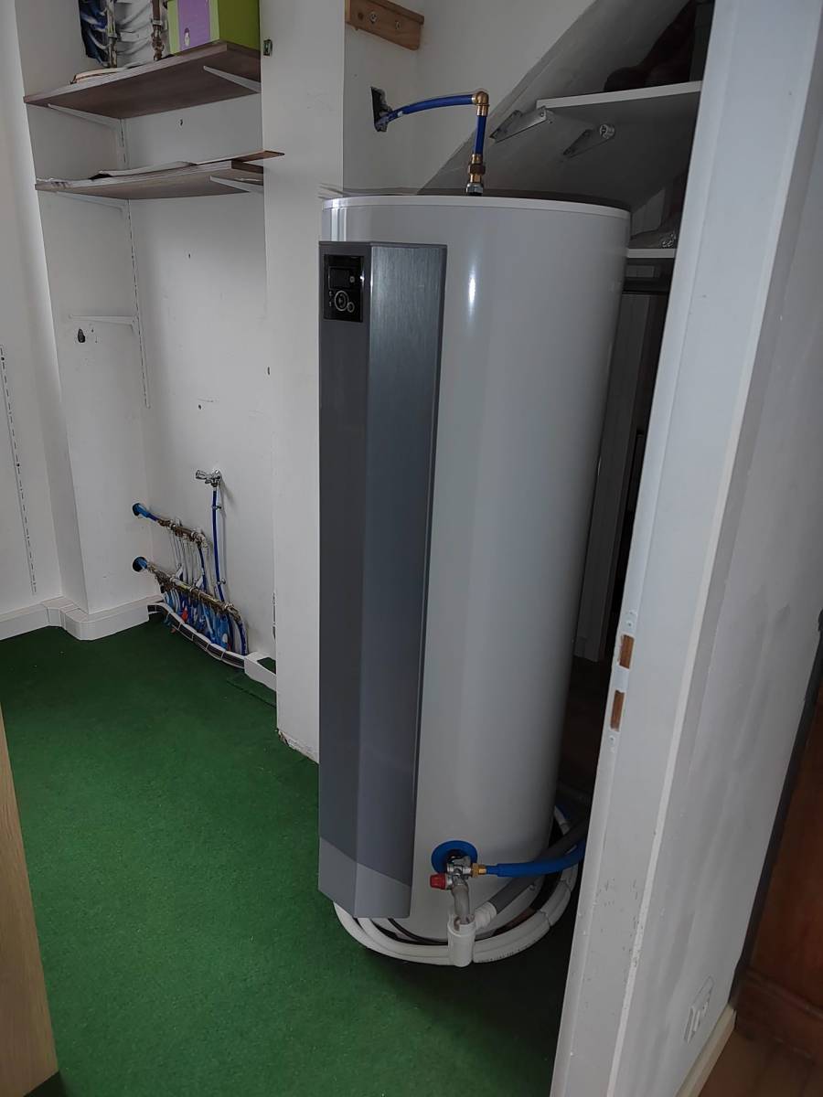 L'unité intérieure, stocke l'eau chaude et contient l'échangeur