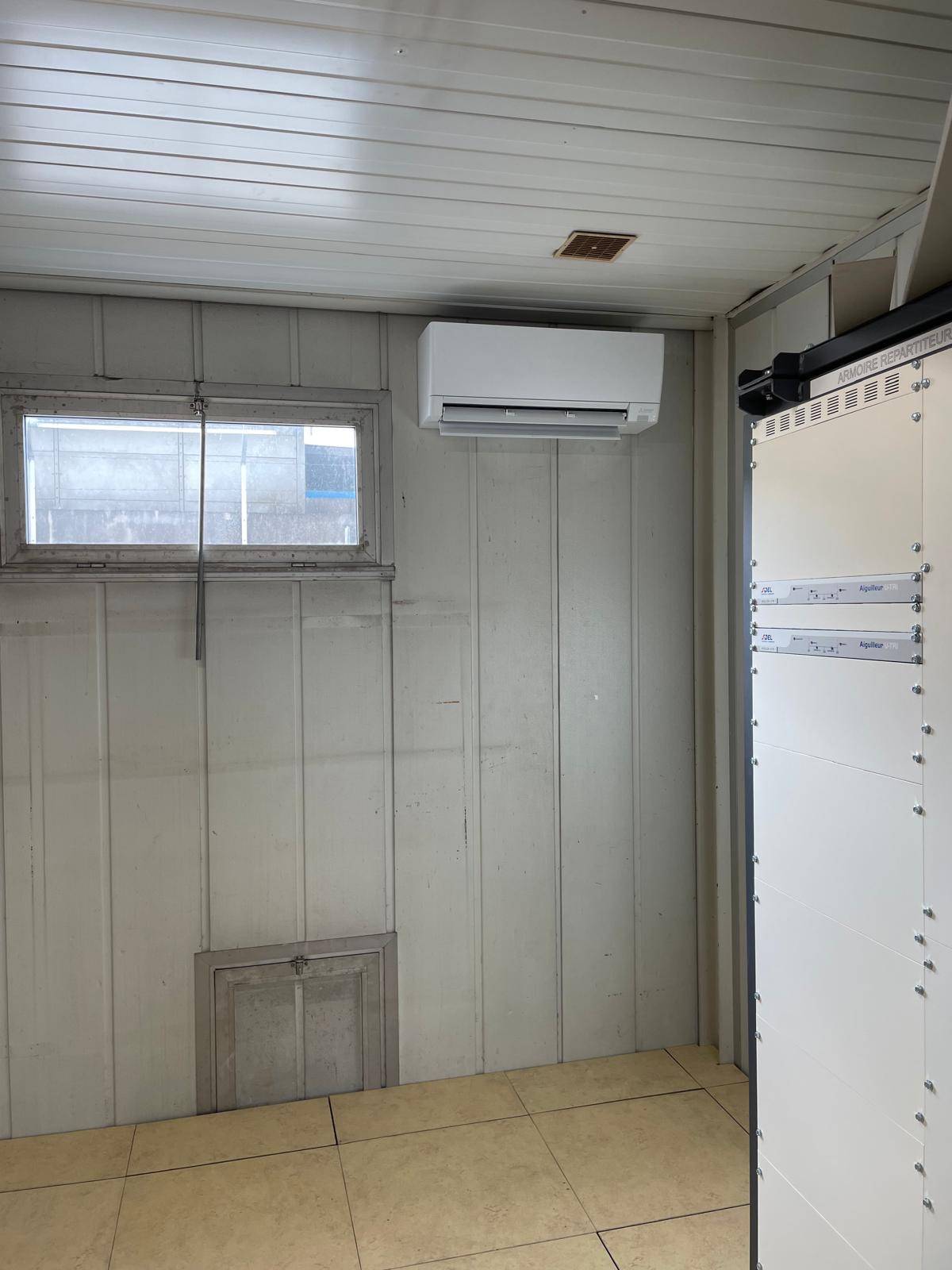 Split mural Mitsubishi