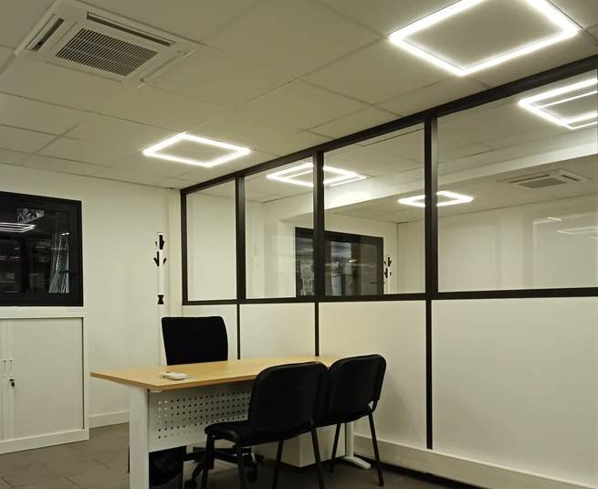 Installation de climatisation multipslit réversible avec des unités de types cassettes chez Union-Matériaux à Montpellier