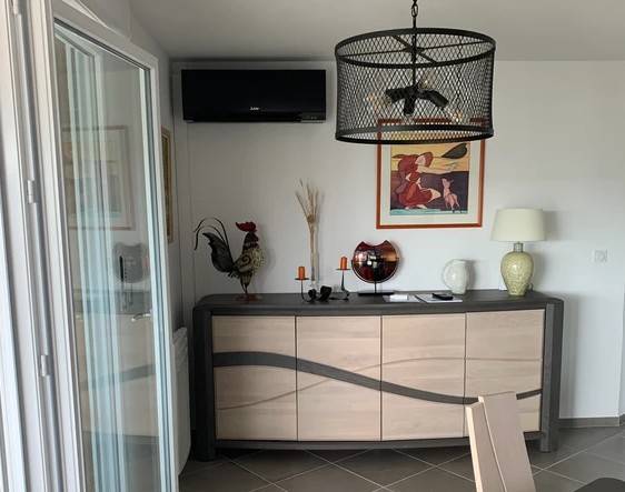 Installation d'une climatisation murale noire dans la salle à manger d'une maison à Castelnau Le Lez